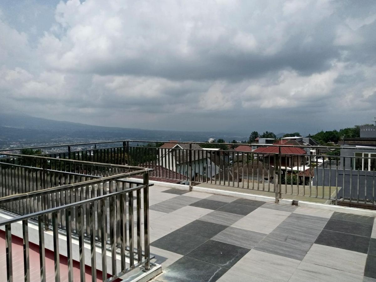Villa Valencia Batu  Buitenkant foto
